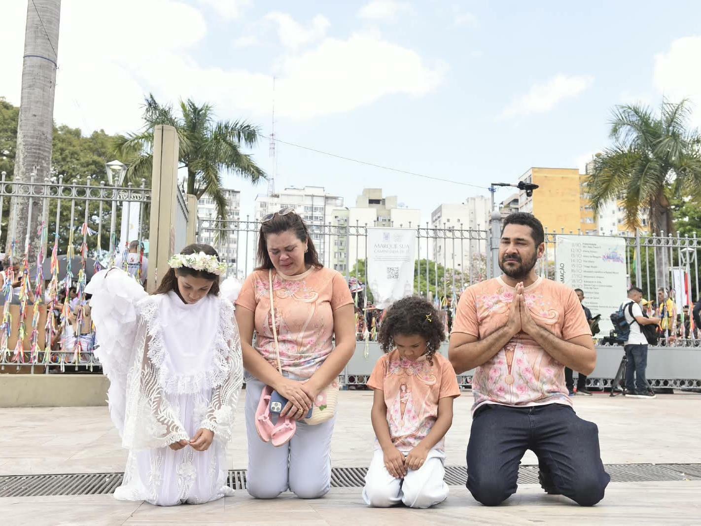 Saturnino Neto, 38 anos, administrador; Nilza Amorim, 40 anos, administradora; Cris Belly Cordeiro, 10 anos - vestida de anjo; Isabelle Cordeiro, irmã, 6 anos.